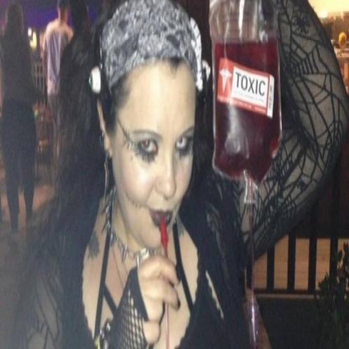 Vampira real diz que é viciada em beber sangue e evita pegar sol