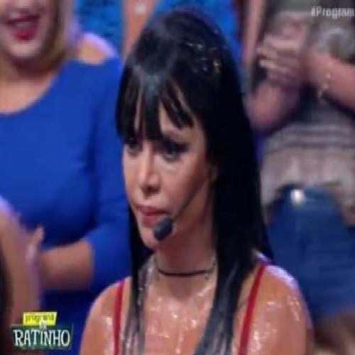 Ratinho humilha Valentina sua assistente de palco, e sua reação surpre