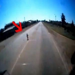 Caminhoneiro resgata criança que andava sozinha em rodovia