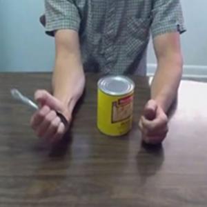 É possível abrir uma lata só com uma colher?
