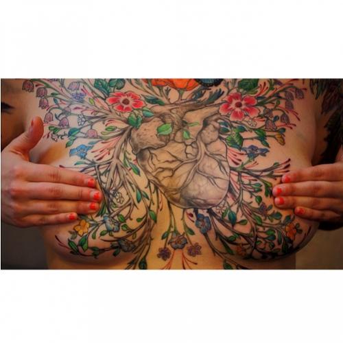 Cicatrizes do câncer são cobertas por belas tatuagens