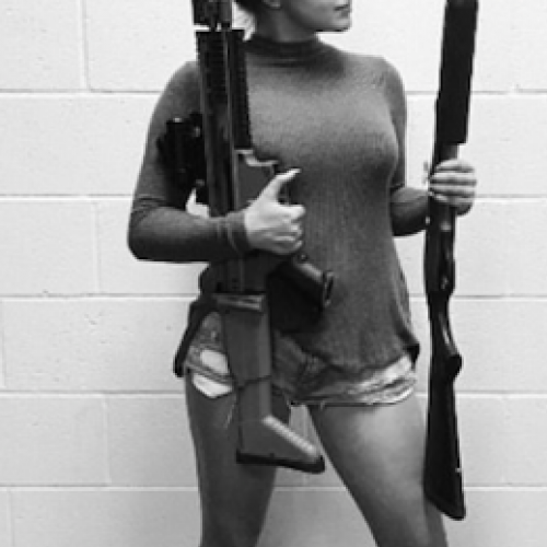 Ariel Winter assusta fãs posando com armas de fogo.