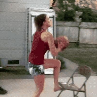 Mulher cai de cara tentando jogar basquete