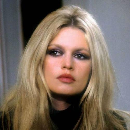 Copie o look da Brigitte Bardot. Os anos 60 voltaram.