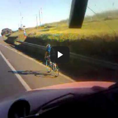 Caminhoneiro fica bravo ao ser ultrapassado por ciclista na pista