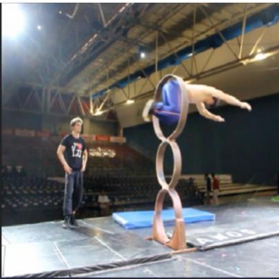 As insanas habilidades de um chinês acrobata