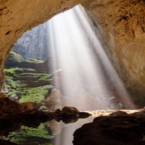 Maior caverna do mundo, no Vietnam, tem selva e rio próprios