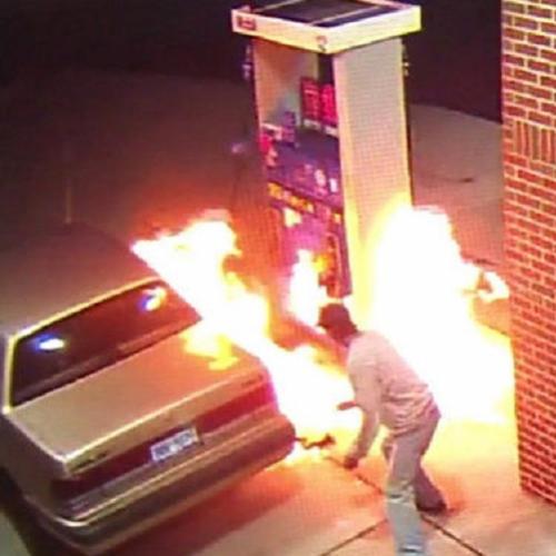 Homem incendeia posto de gasolina a tentar matar aranha (video)