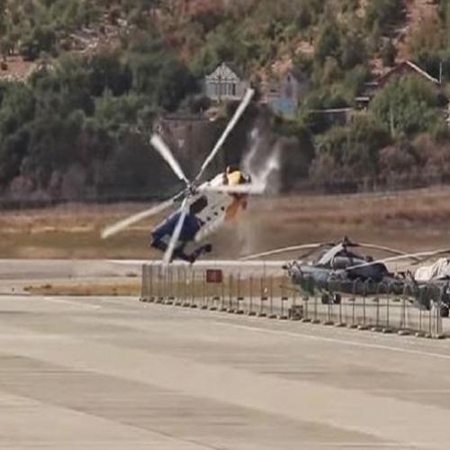 Helicóptero quebra ao meio em show aéreo.