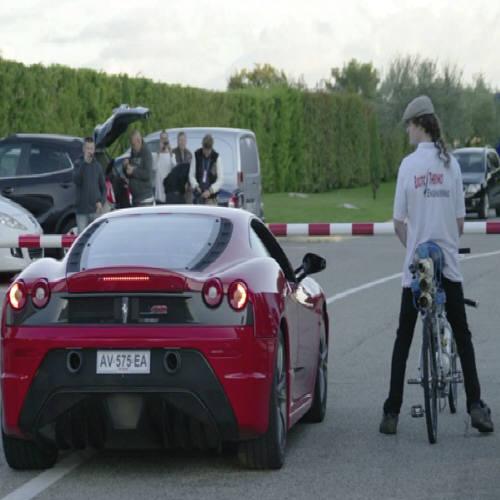 Ferrari F430 toma pau de bicicleta