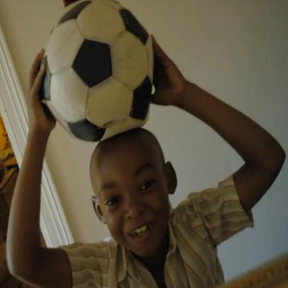 Vídeo emocionante mostra a beleza da infãncia com uma bola de futebol