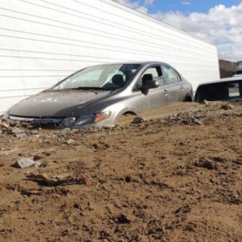 Carro novo e abandonado,é só tirar a lama e é seu!