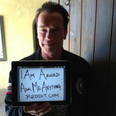 Arnold Schwarzenegger é entrevistado por internautas