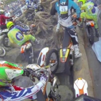 Uma corrida de motocross como você nunca viu