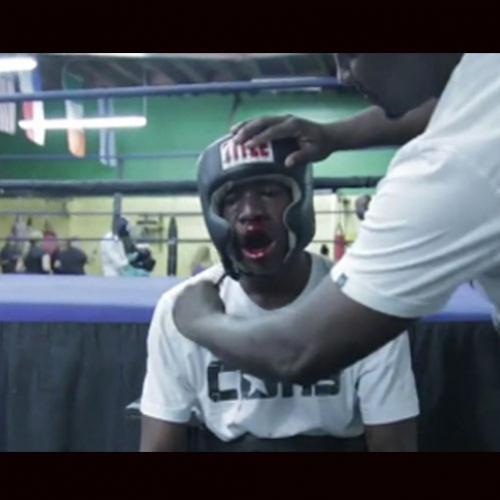 Pai faz filho Brigão a lutar com lutador de Boxe.