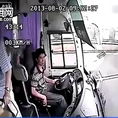 Acidente de ônibus incrível na China.