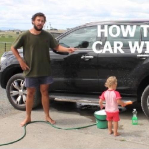 Pai ensina como treinar o seu bebê para lavar o carro