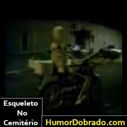 O esqueleto no Cemitério  - Pegadinha Hilariante!