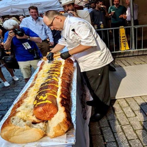 Lanchonete americana faz um cachorro quente de 30 kg para entrar no...