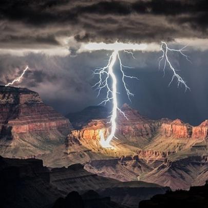 Fotógrafa captura tempestade com relâmpagos poderosos sobre Grand Cany