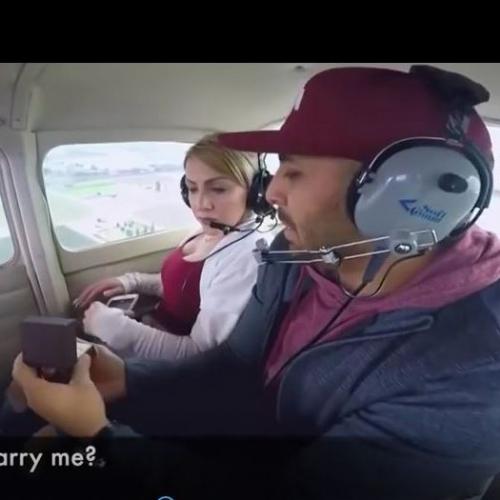 Americano vomita logo após pedir namorada em casamento em avião
