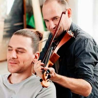 Tocando violino com cabelo