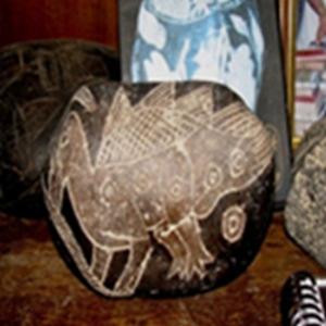 Pedras sugerem convivência de homem com dinossauros