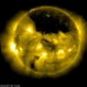 Buraco grande é descoberto no pólo norte do sol