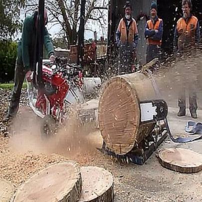 Serra Elétrica Turbinada com Motor V8 corta troncos como se fossem...