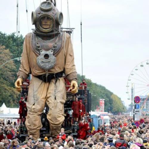 Teatro de rua com marionetes gigantes