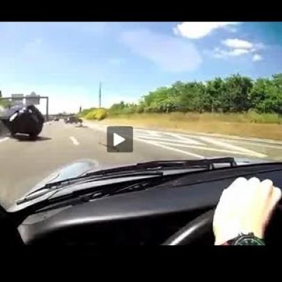 Motorista de um Porsche 933 se livra de um acidente na estrada
