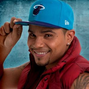 Naldo dá ajeitadinha indiscreta durante show. Veja a foto