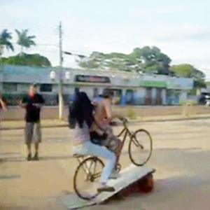 Foi pular de bicicleta com a namorada na garupa e olha o que da...
