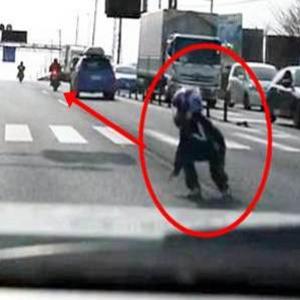 Criança cai de moto no meio de rua movimentada no Japão ....