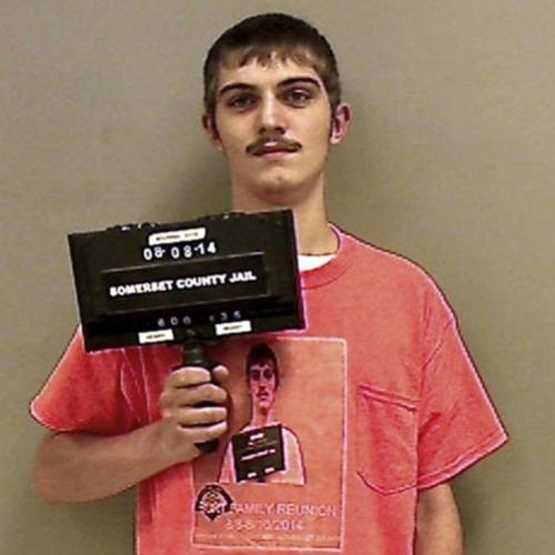 Jovem é preso com camisa que tinha a imagem de sua primeira prisão