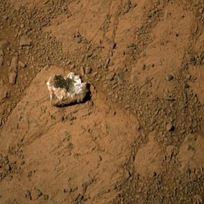 Pedra misteriosa em Marte deixa cientistas intrigados