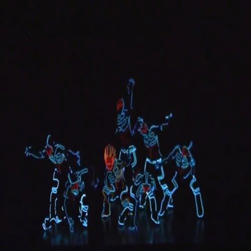 Impressionante show de dança e efeitos de luz