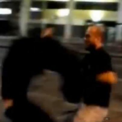 Polical é flagrado tentando agredir manifestante - Revoltante!
