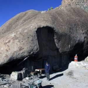 Família mexicana vive há 30 anos em casa construída sob pedra