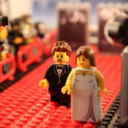 Britânico faz animação com peças de lego para pedir namorada em casame