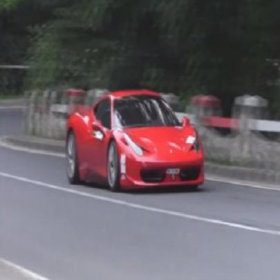 Ferrari 458 Challenge Acelerando na Montanha 