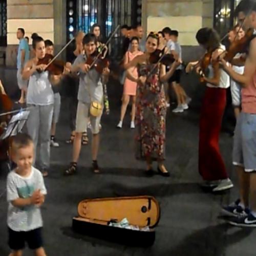 Quem gosta de criança e violino vai amar esse vídeo