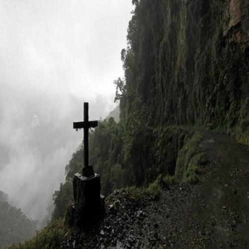 Na Bolívia, turistas descem de bicicleta a Estrada da Morte