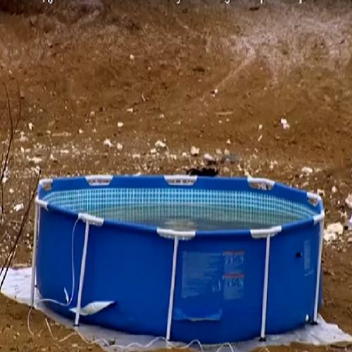 Veja como um russo esvazia uma piscina