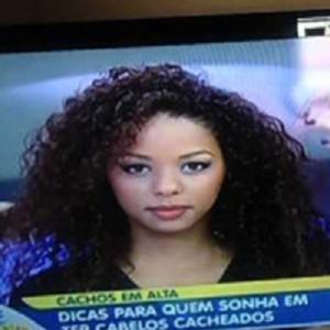 Queimando o cabelo da modelo ao vivo em programa da Record