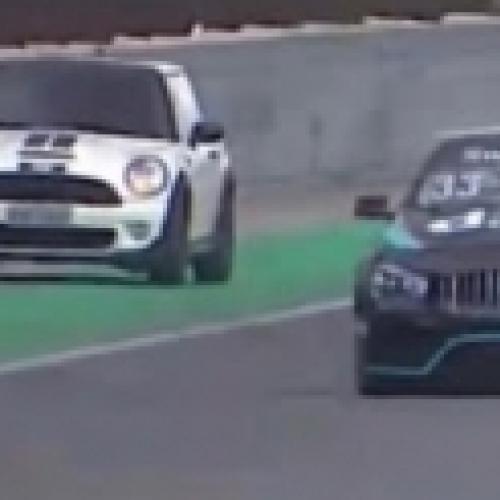 Motorista invade corrida profissional com seu Mini Cooper