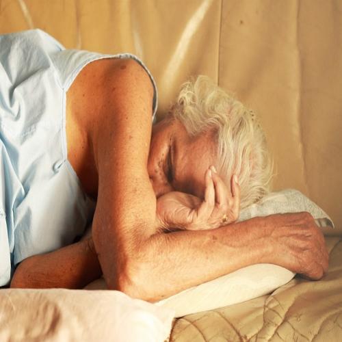 Dormir de lado pode reduzir o risco de Alzheimer e Parkinson