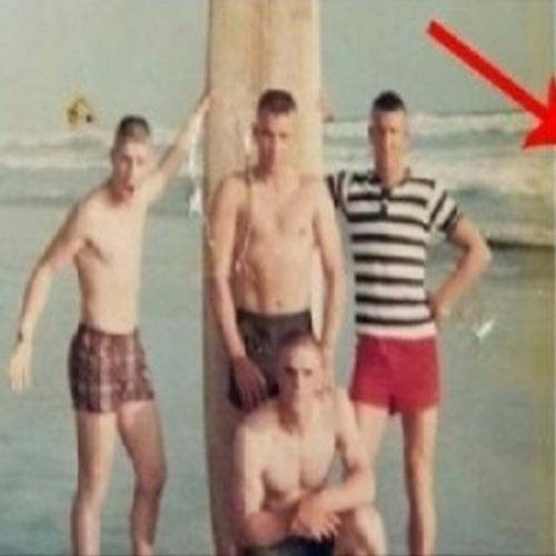 Eles posam na praia antes de irem para a guerra. 50 anos depois, essa 