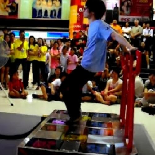 Como alguém que jogou centenas de horas de Dance Dance Revolution joga