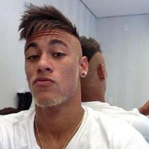 Neymar muda o visual e posta foto com barba e cabelo descoloridos